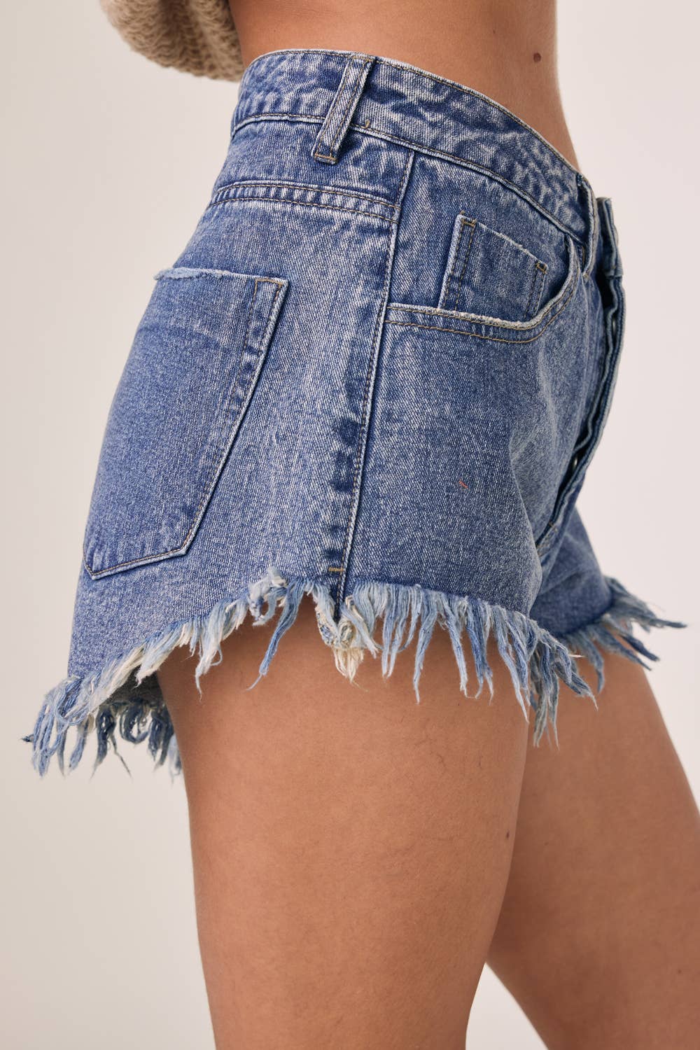FRAYED HEM MID RISE DENIM SHORTS