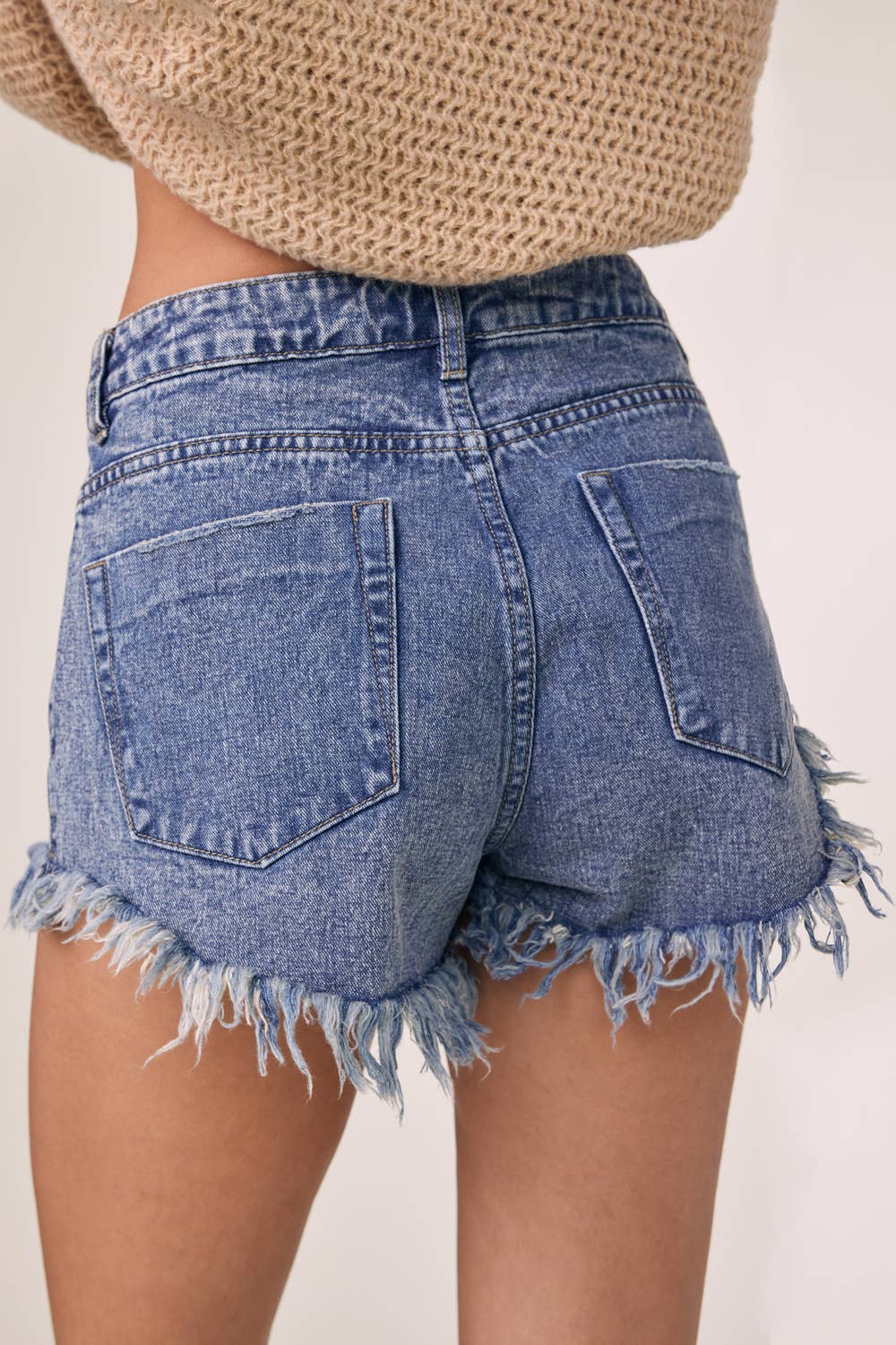 FRAYED HEM MID RISE DENIM SHORTS